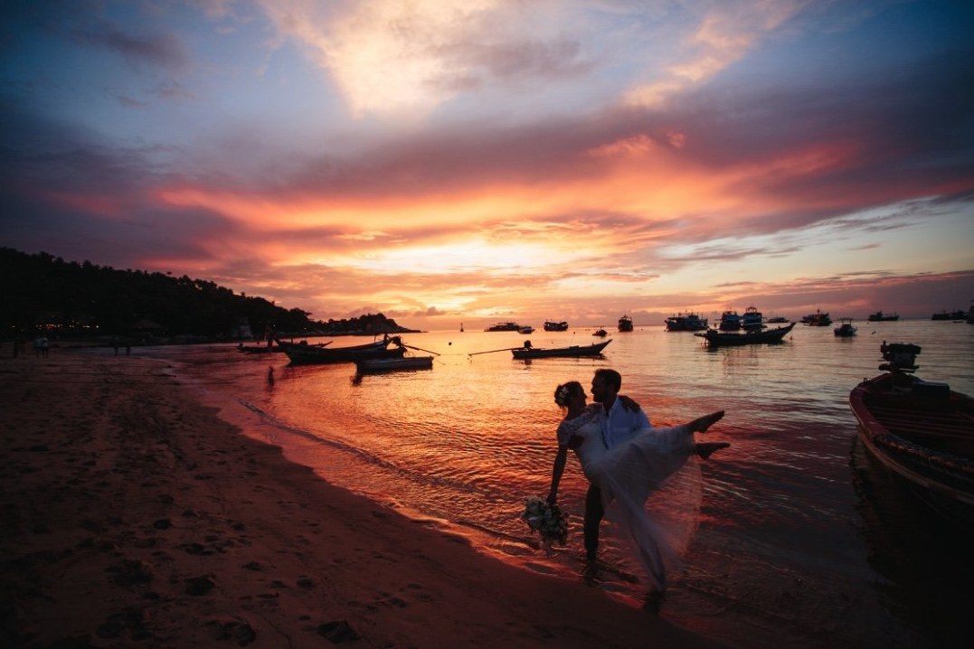 Elopment wedding of Nikki and Jeff during sunset at Koh Tao